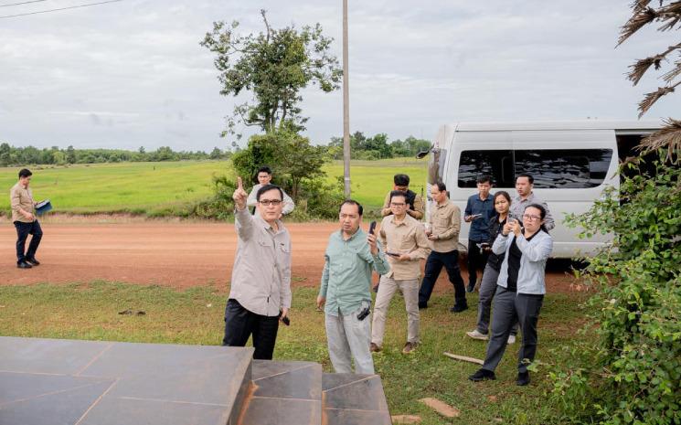 Le ministre chargé des affaires frontalières, Lam Chea (devant), et le ministre de l'information, Neth Pheaktra, inspectent un poste frontière. Photo : Neth Pheaktra/Facebook