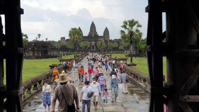 Des touristes visitent Angkor. Photo : Ministère du Tourisme