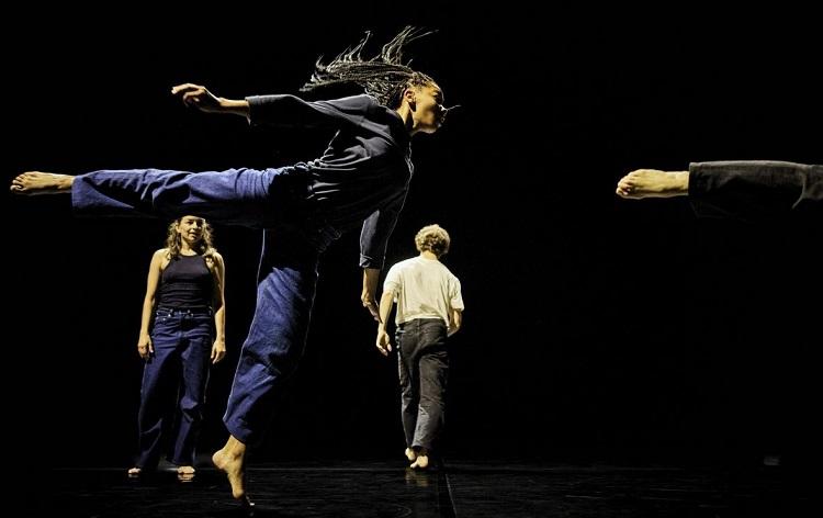 danseurs sur scène contemporaine