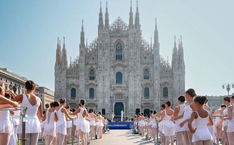 danseuses en tutu blanc dansent sur la place du Duomo à Milan