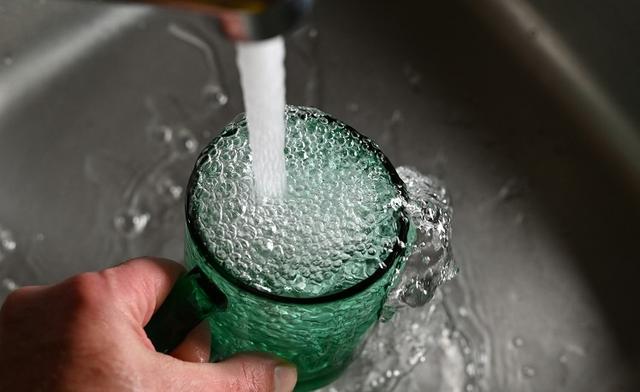 eau du robinet coule dans un verre