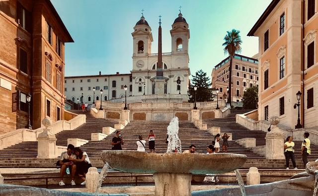 fontaine devant les escaliers de l'église Trinité des Monts à Rome