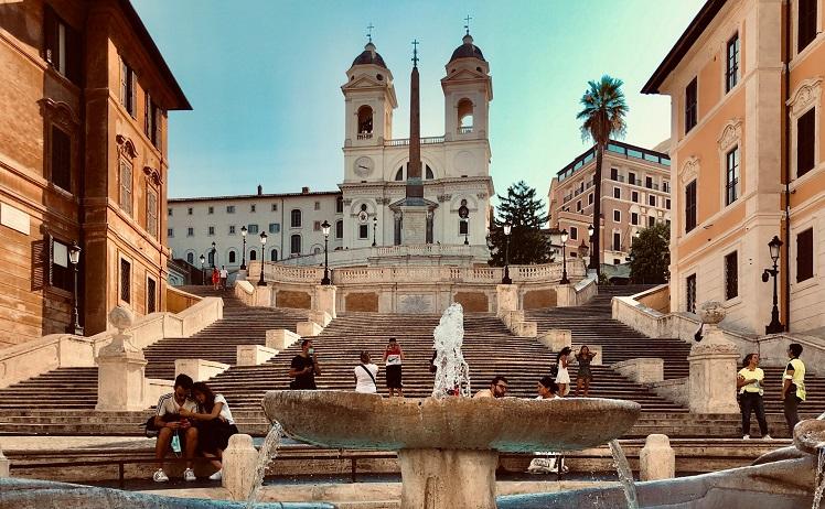 fontaine devant les escaliers de l'église Trinité des Monts à Rome