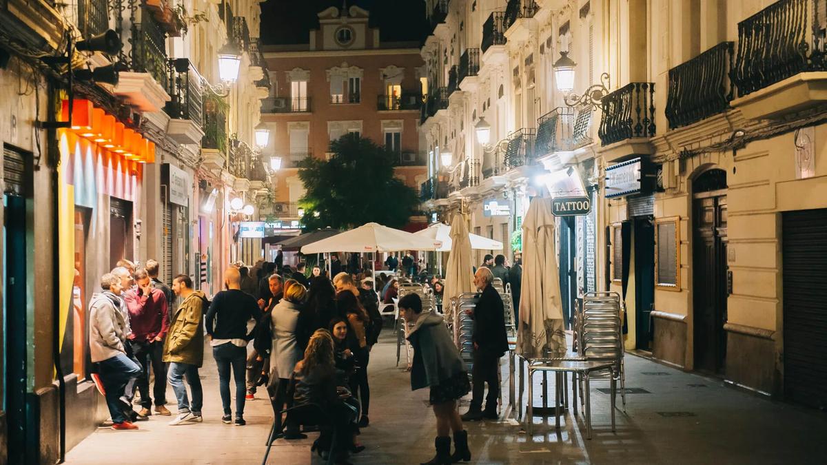 terrasses la nuit dans le quartier de ruzafa à valencia