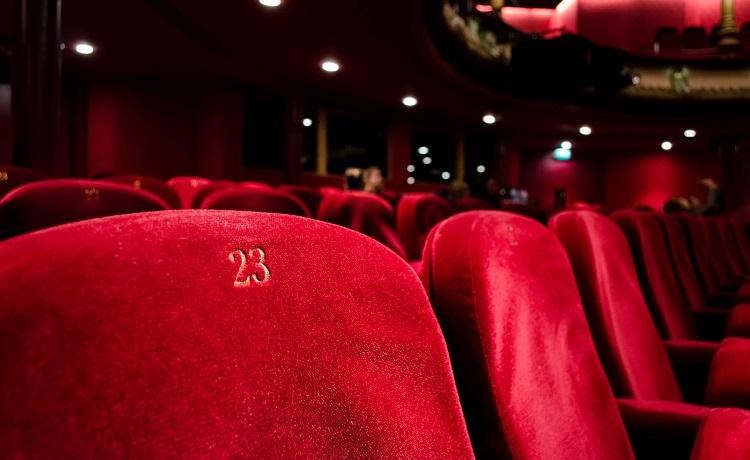 siège rouge salle de cinéma kilyan-sockalingum-unsplash