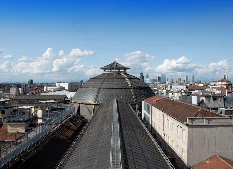 vue sur une passerelle et coupole de la galerie victor emmanuel II à milan