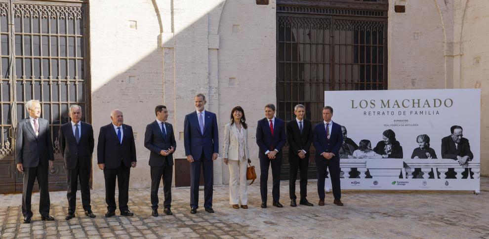 Le roi Felipe VI, le président du Parlement andalou, Jesús Aguirre, et la présidente de l'Andalousie, Juanma Moreno, lors de l'inauguration de l'exposition.