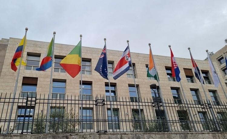 bâtiment avec drapeaux du siège de la FAO à Rome