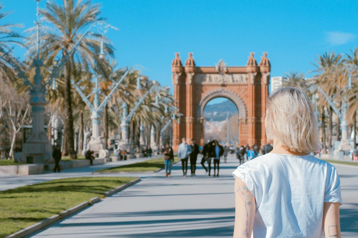 une femme blonde a barcelone