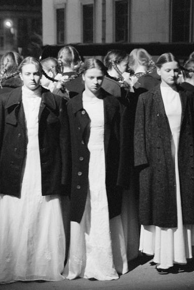 plusieurs femmes debout en noir et blanc