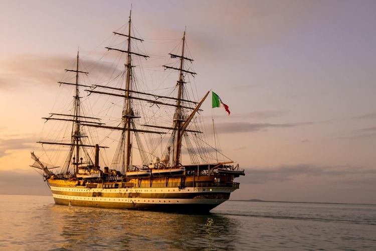 L'Amerigo Vespucci fait escale à Singapour.