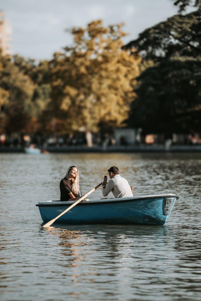 Couple sur un bateau en Roumanie