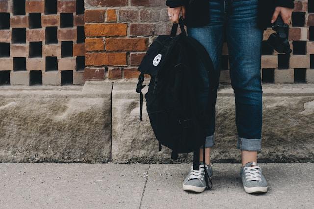 Lycéen bas du corps avec sac noir 