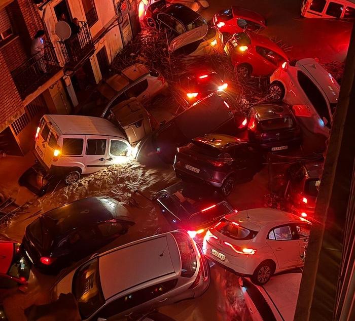 des voitures dans les fortes pluies à Valencia