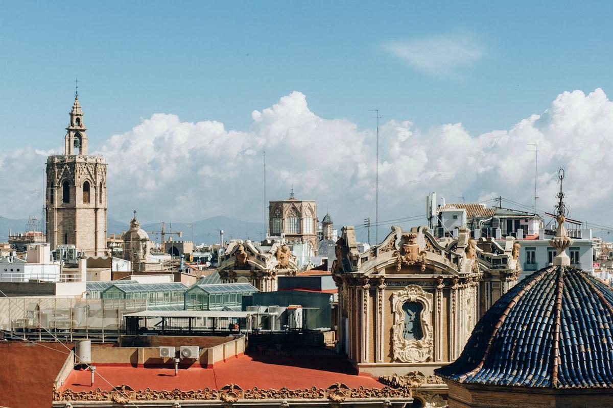 Vue panoramique sur la ville de Valence, en Espagne, avec ses bâtiments historiques ornés et ses clochers 