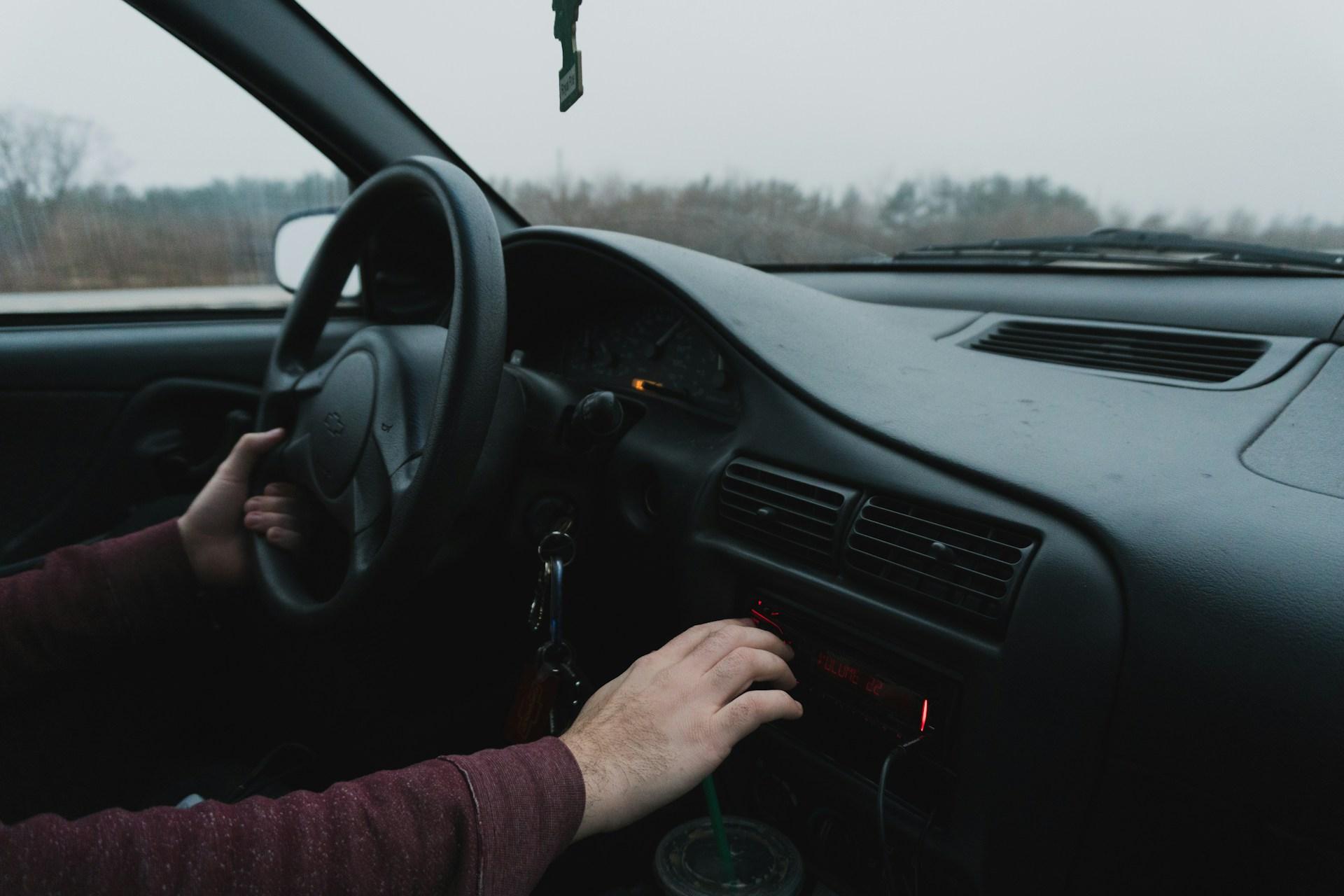 un homme dans une voiture noire