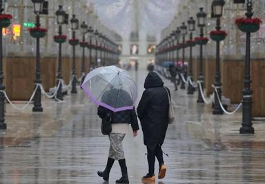 Couple sous un parapluie DANA Malaga