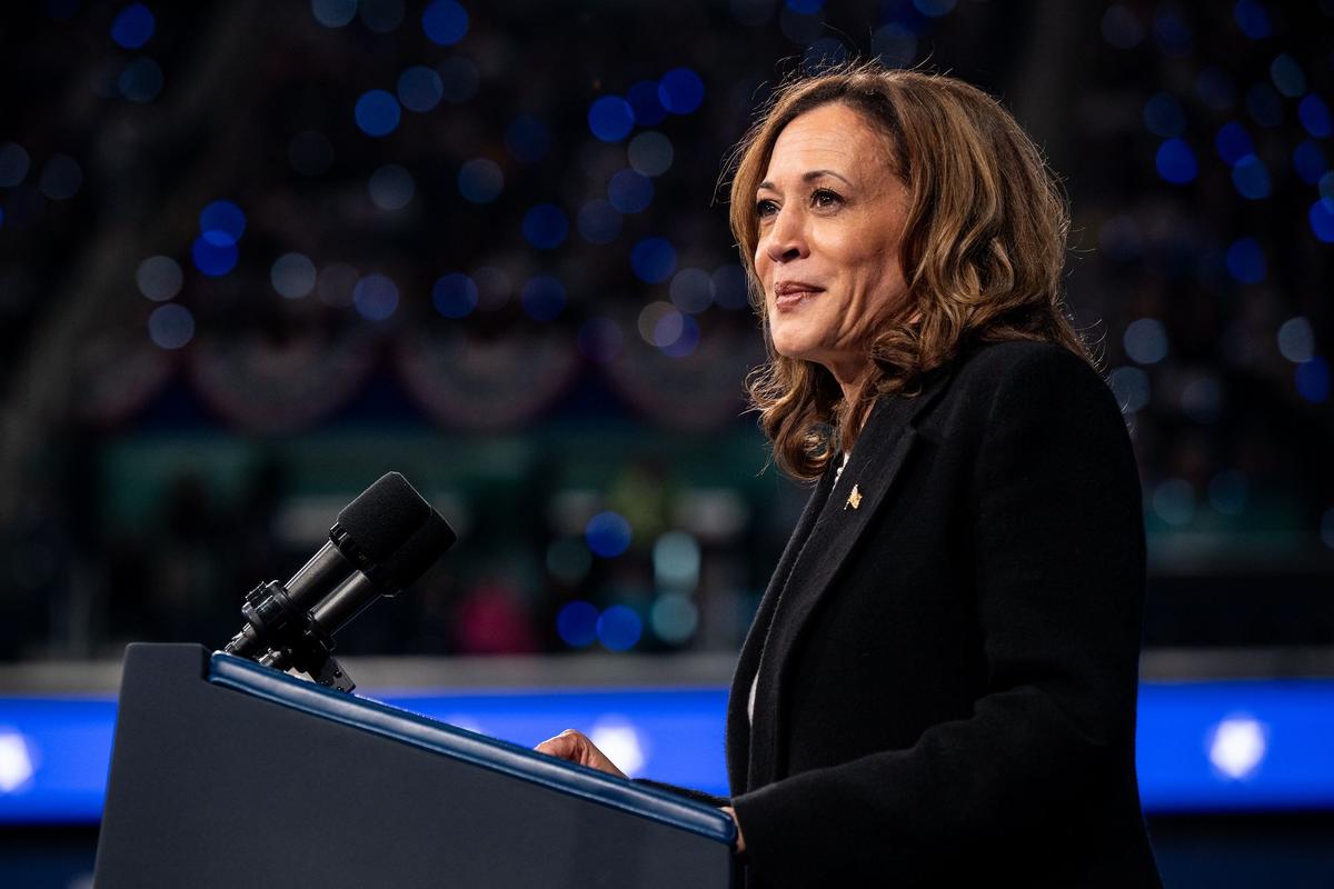 Kamala Harris à son pupitre pendant un discours