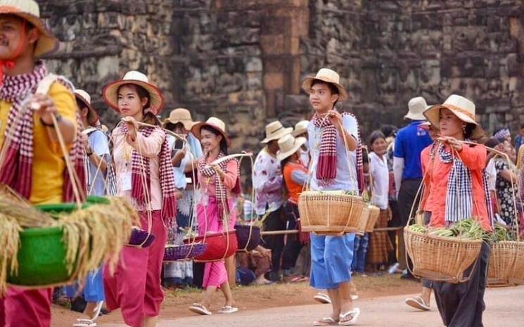 Cambodgiens portant des kramas lors d'une parade