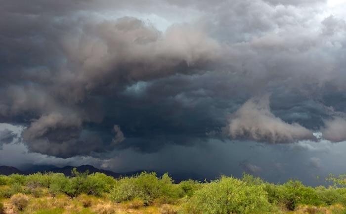 paysages avec des motagnes sous un ciel nuageux