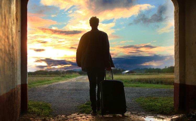 homme marche avec valise