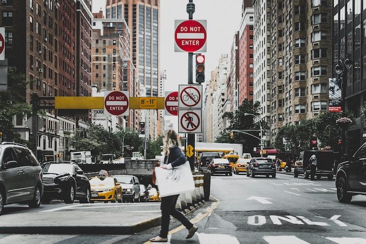 Quelqu'un traverse à New York ou le jaywalking