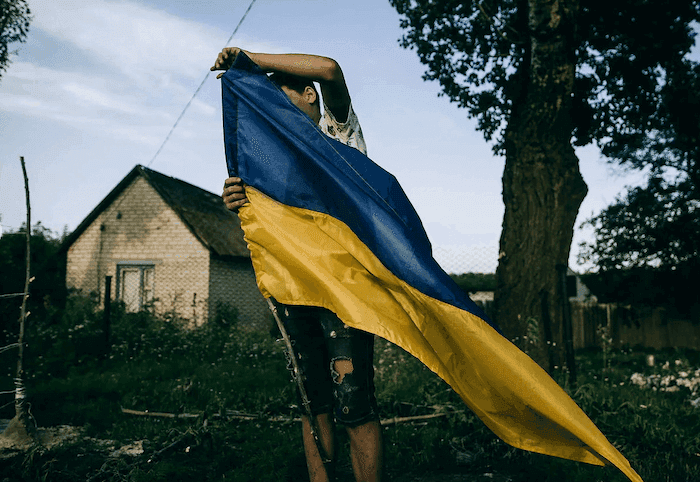 photo d'un ukrainien avec un drapeau de son pays