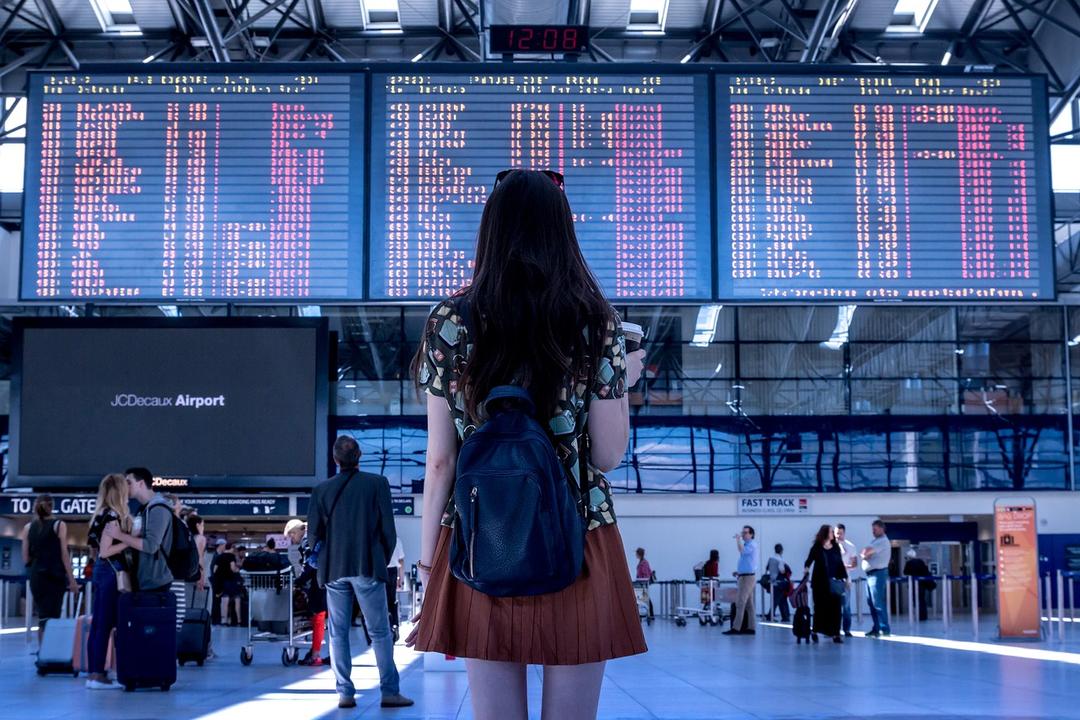 Photo d'une femme à l'aéroport