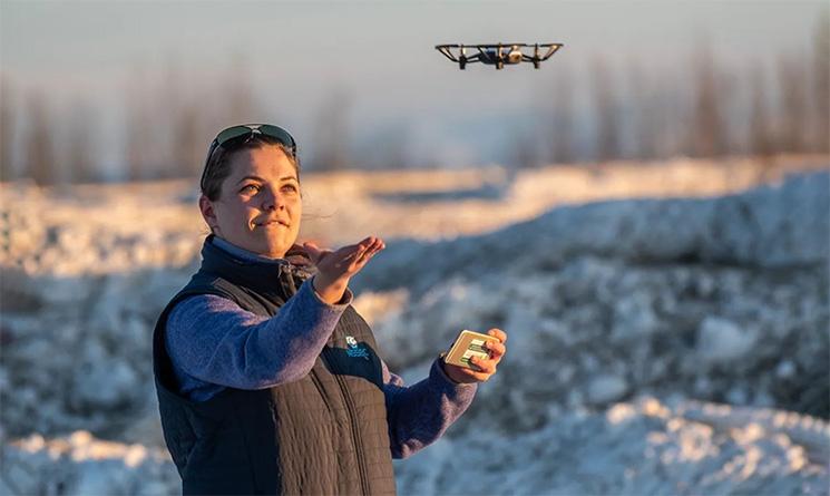 Pilote de drone, Marine Gillespie enseigne l’utilisation du DJI Tello drone a des enfants Koyukon-Athabascans de Nulato