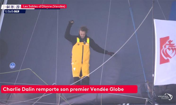 Charlie Dalin sur son bateau après son arrivée