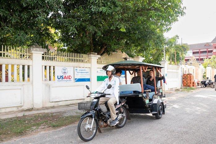 USAID au Cambodge avec un tuk tuk