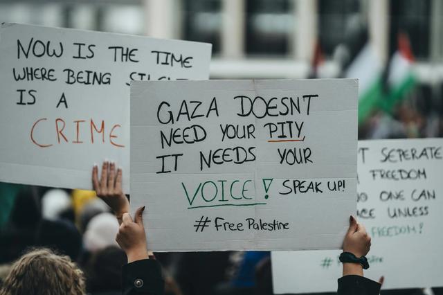 Pancartes lors d'une manifestation en soutien à Gaza