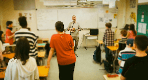 hymne  créé par united schools, ici dans une école à Dijon 