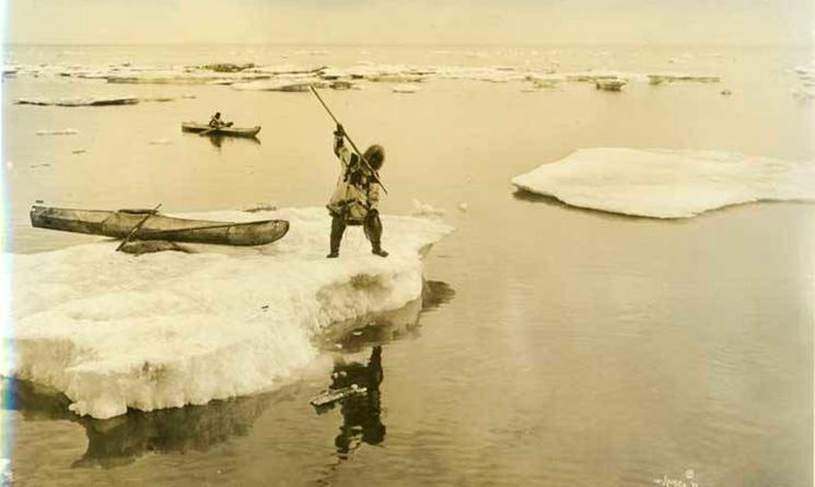 Un membre de la communauté Inuit pêche sur la glace, image d'archive