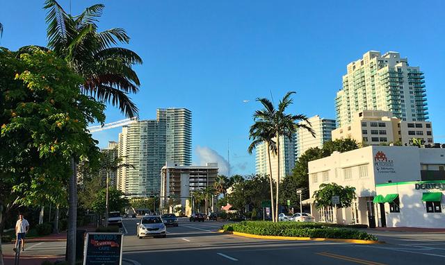 Rue de Miami sous un ciel bleu