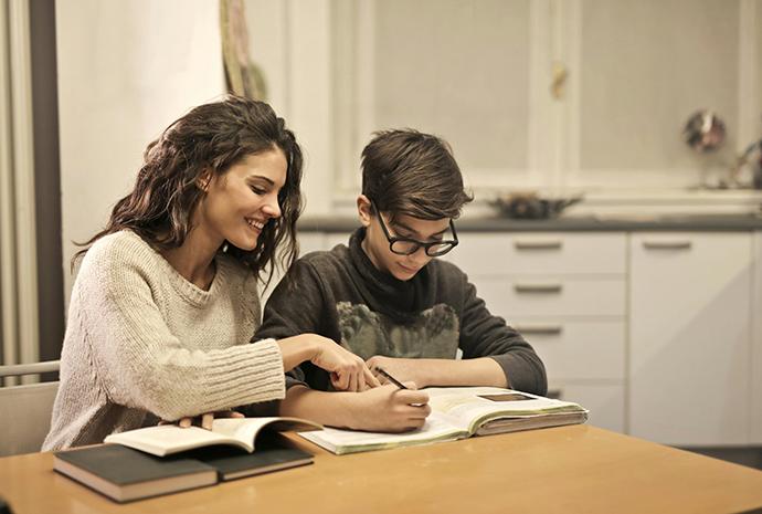 Un enseignant accompagne un enfant à étudier 