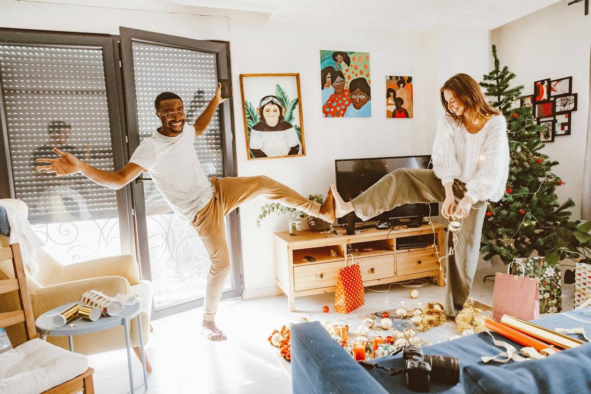 Image de deux personnes dansant dans le même appartement 