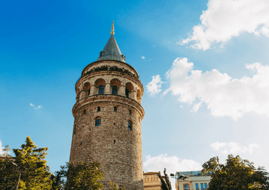 Vue de la Tour de Galata à Istanbul avec un ciel bleu dégagé, monument emblématique de la ville.