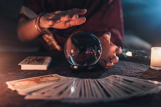 Médium avec une boule de cristal et des cartes de tarot