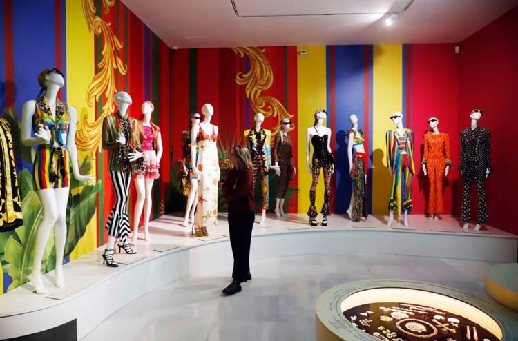 Le centre culturel de la Fondation Unicaja à Malaga expose du 7 février au 30 juin «Retrospective Gianni Versace», une exposition inédite en Espagne, qui propose un voyage à travers la vie, les voyages et l'inspiration de l'œuvre du grand styliste italien.