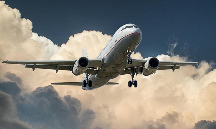 Avion dans le ciel, grands nuages en arrière plan