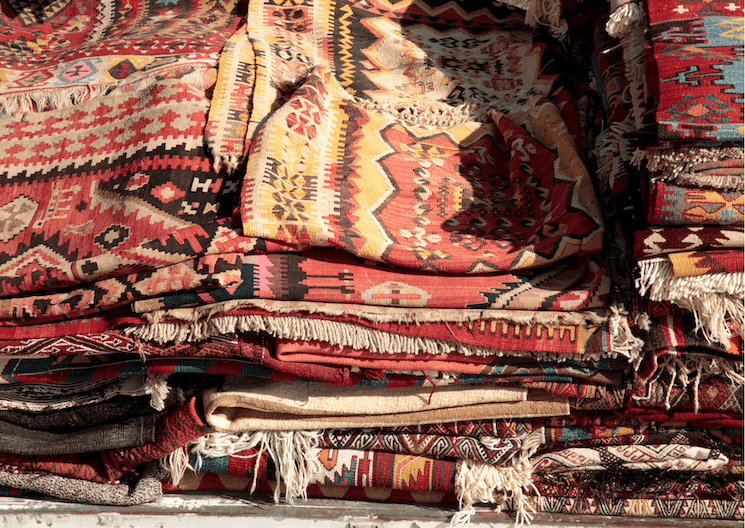 Marché de tapis turcs à Istanbul, mettant en valeur des motifs traditionnels et des couleurs vibrantes typiques de l’artisanat anatolien.