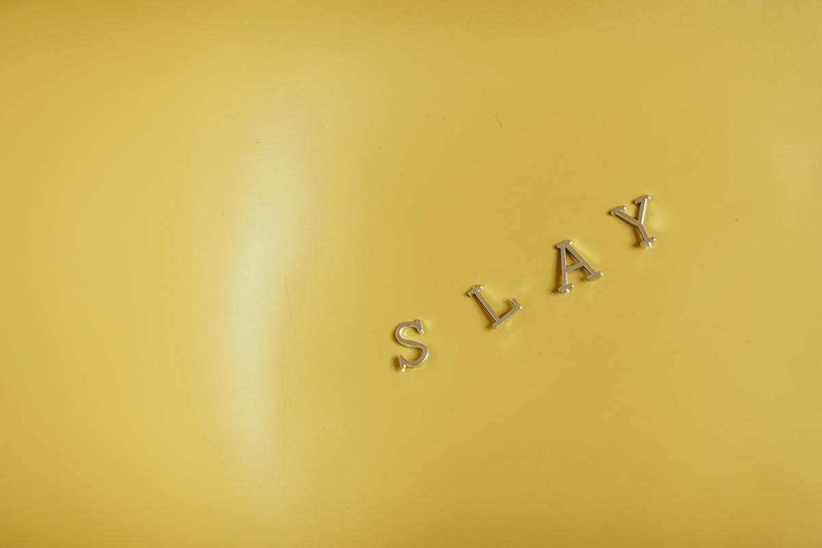 slay, le nouveau mot écrit sur un fond jaune