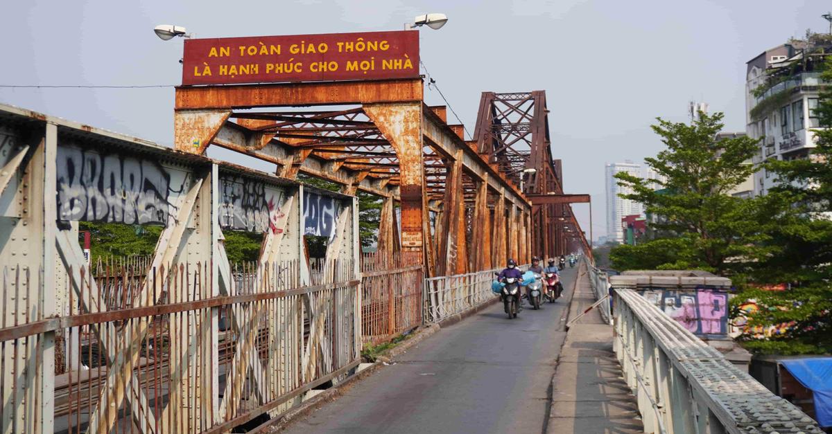 pont long bien hanoi france