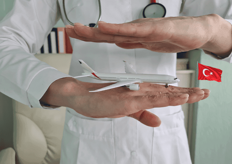 Tourisme médical en Turquie en 2025 : un médecin tenant un avion miniature avec un drapeau turc, symbolisant les soins de santé pour les patients étrangers.