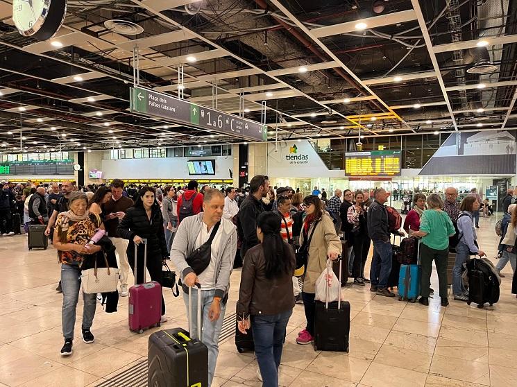 Voyageurs à la garde de sants à barcelone 
