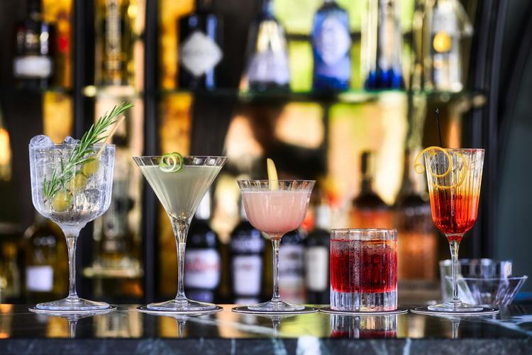 différents cocktails sur le bar 