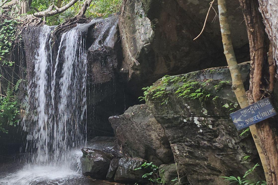 Chute d'eau dans la forêt entourant les temples d'Angkor