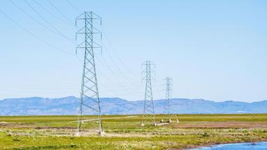 clairiere en espagne avec des pylones ou circule l'electricite