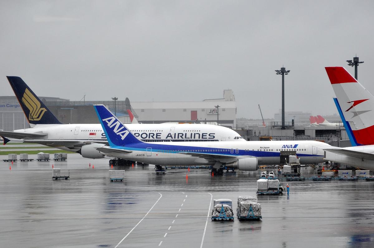 Les avions des compagnies Singapore Airlines et ANA, au Japon, le 17 septembre 2009. CC BY-NC-ND 2.0. Crédit : Caribb via Flickr.